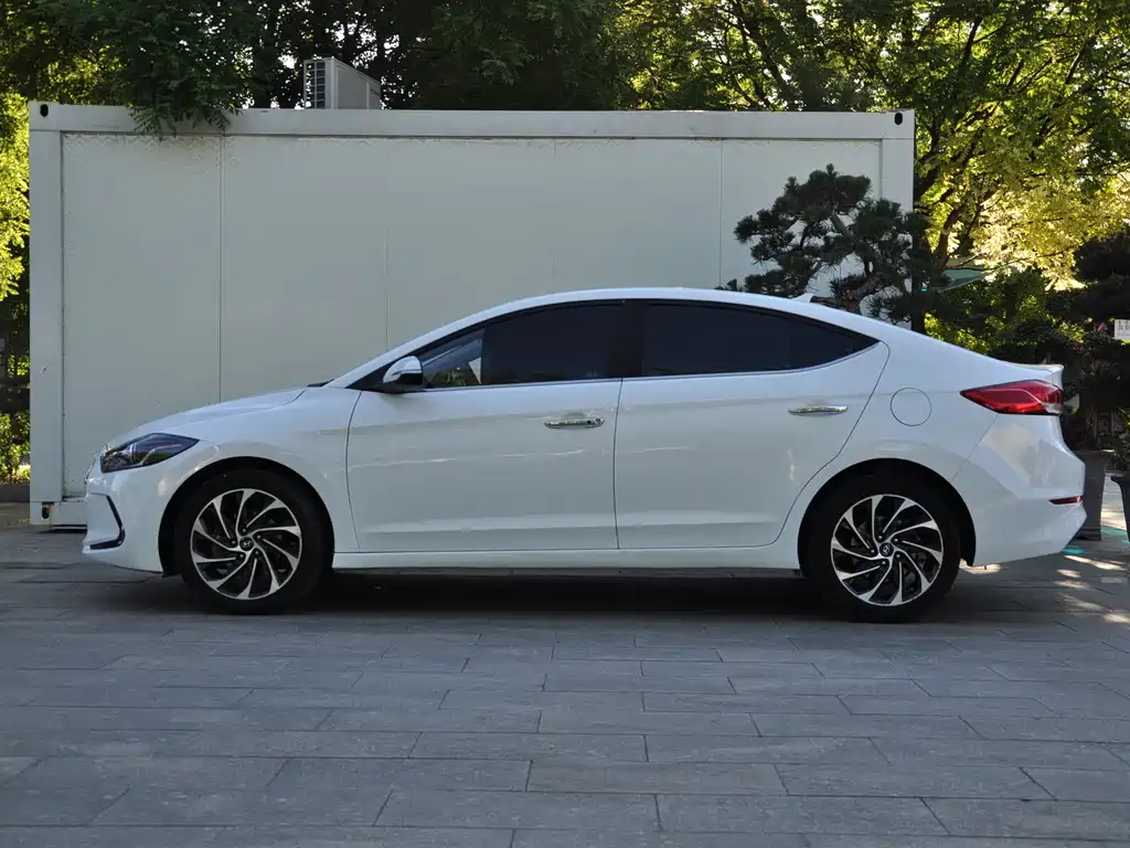 Elantra 1.5 L CVT Smart Dazzle · Elite