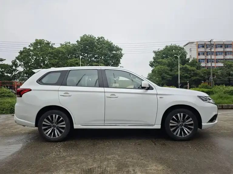 Mitsubishi Outlander 2.0 L 2 WD Smooth Enjoyment 5-seat