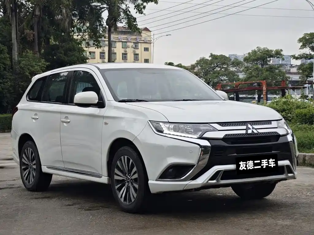 Outlander 2.0 L 2 WD Smooth Enjoyment 5-seat