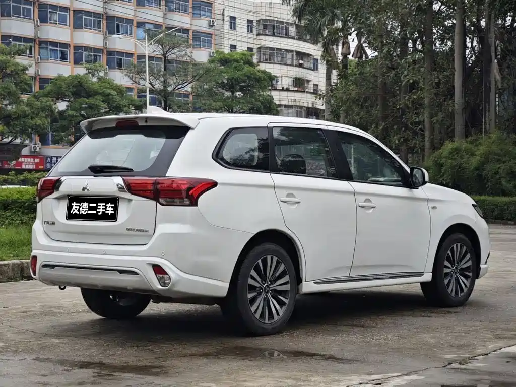 Outlander 2.0 L 2 WD Smooth Enjoyment 5-seat