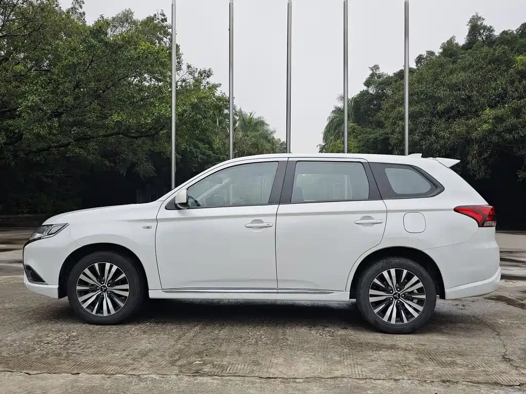 Outlander 2.0 L 2 WD Smooth Enjoyment 5-seat