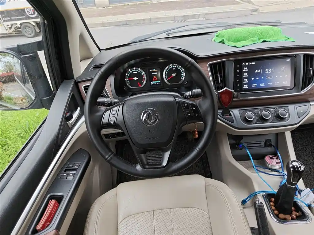 Lingzhi M5 L 1.6 L Luxury 7-seat