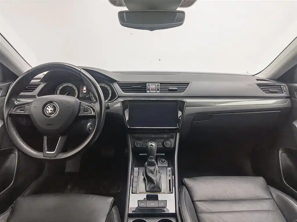 Superb TSI330 DSG Luxury CN-V