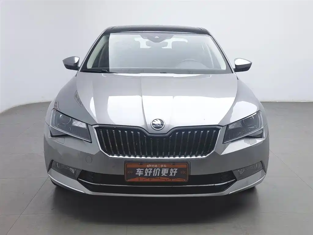 Superb TSI330 DSG Luxury CN-V