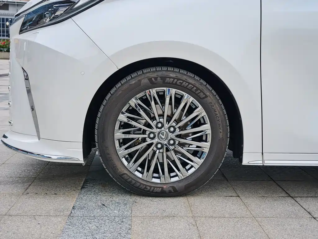 Lexus LM 500 h 6-seat Supreme
