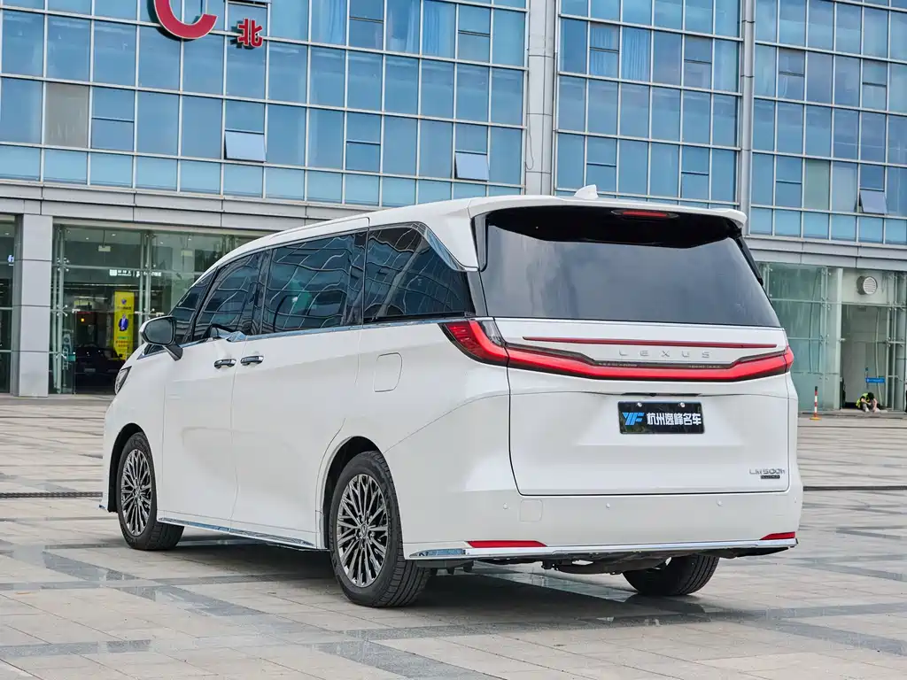 Lexus LM 500 h 6-seat Supreme