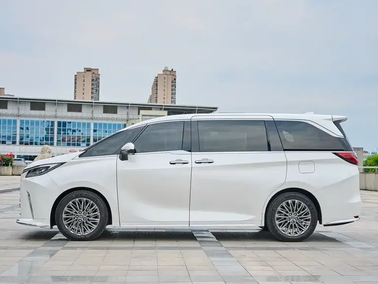 Lexus LM 500 h 6-seat Supreme
