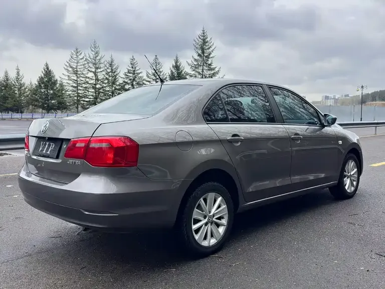 Volkswagen Jetta 1.6 L Manual Fashion