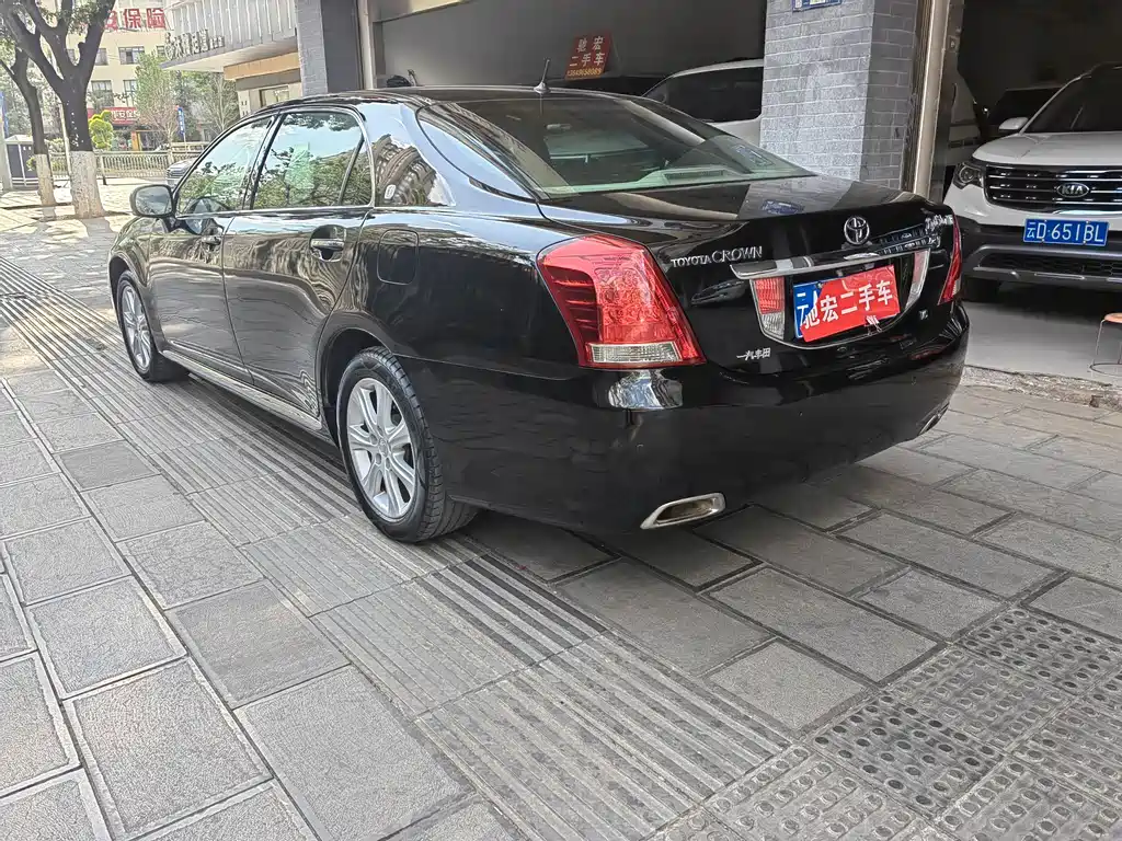 Crown 3.0 L Royal Saloon VIP