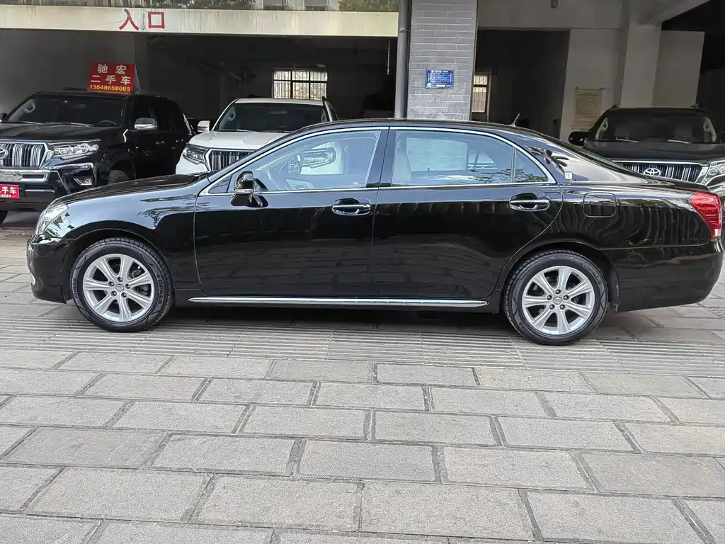 Crown 3.0 L Royal Saloon VIP