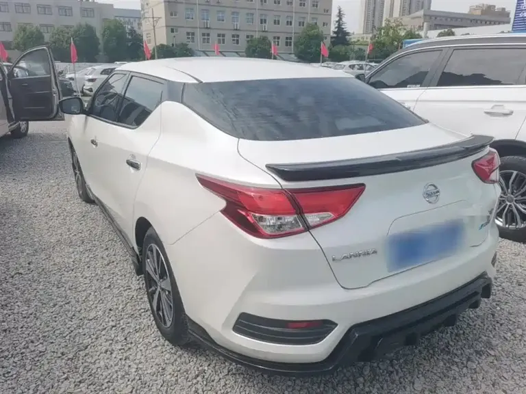Nissan Lannia 1.6 L CVT Cool