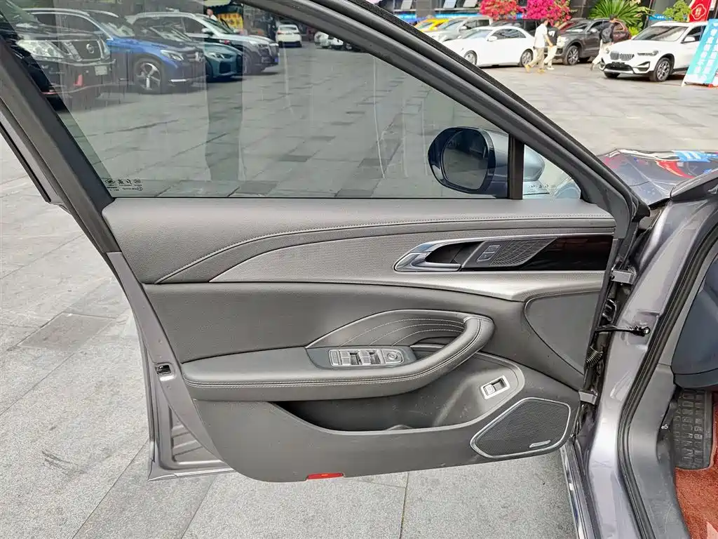 Hongqi H5 2.0 T Auto Connected Flagship Enjoyment