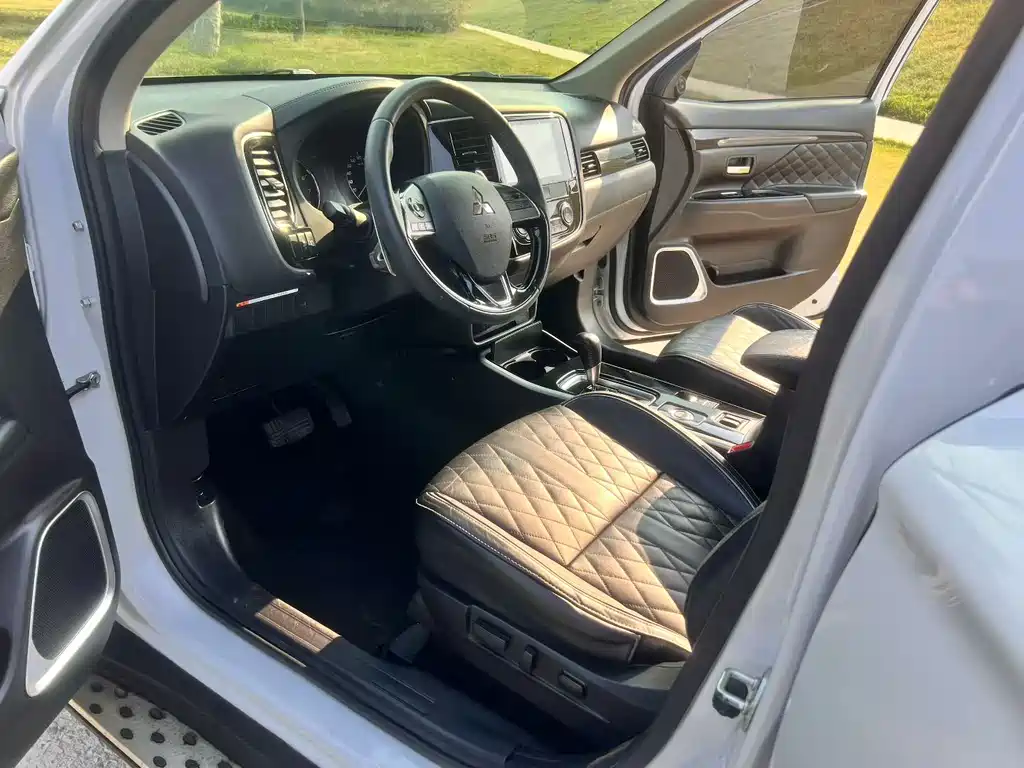 Outlander 2.4 L 4 WD Enjoyment 5-seat