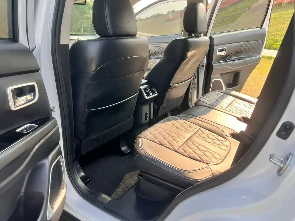 Outlander 2.4 L 4 WD Enjoyment 5-seat