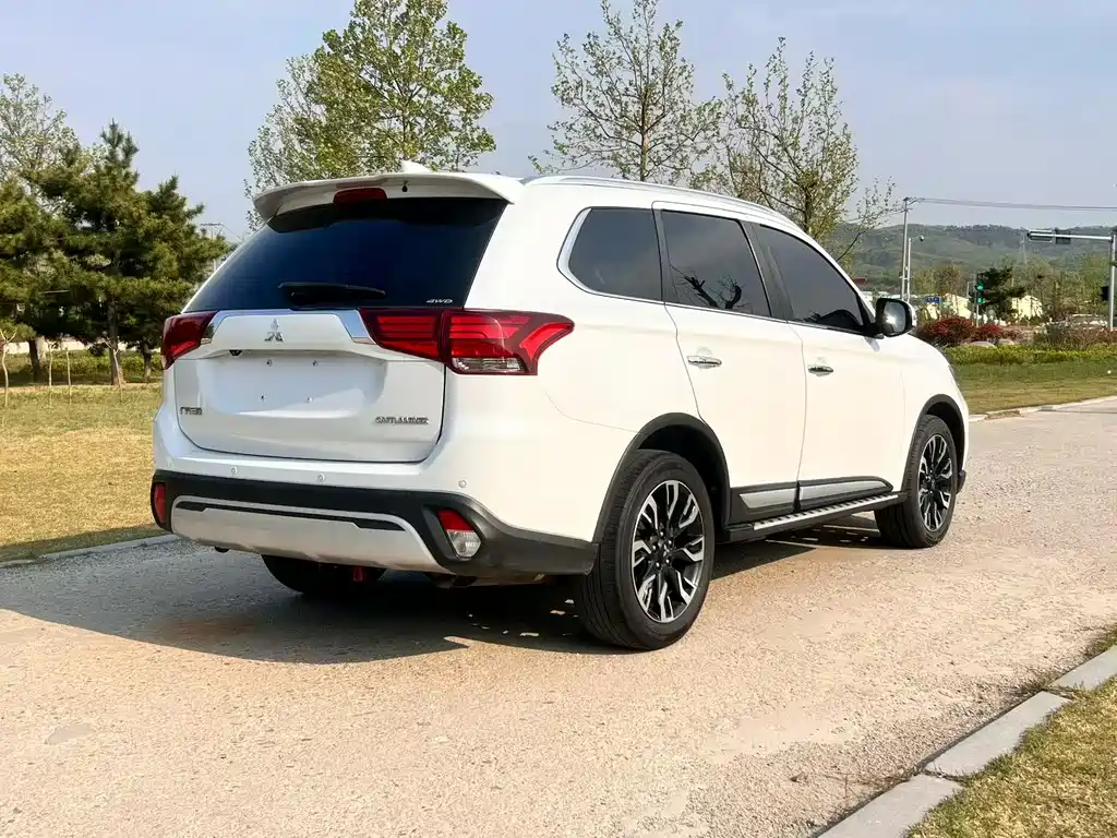 Outlander 2.4 L 4 WD Enjoyment 5-seat