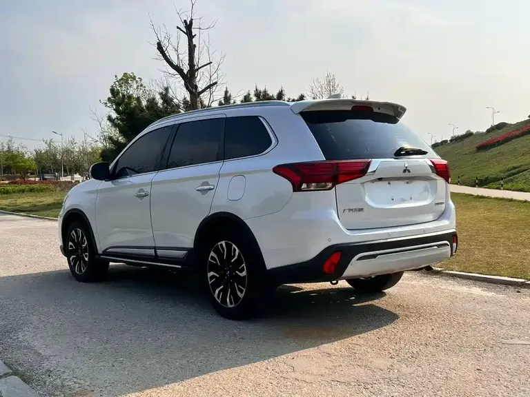 Mitsubishi Outlander 2.4 L 4 WD Enjoyment 5-seat