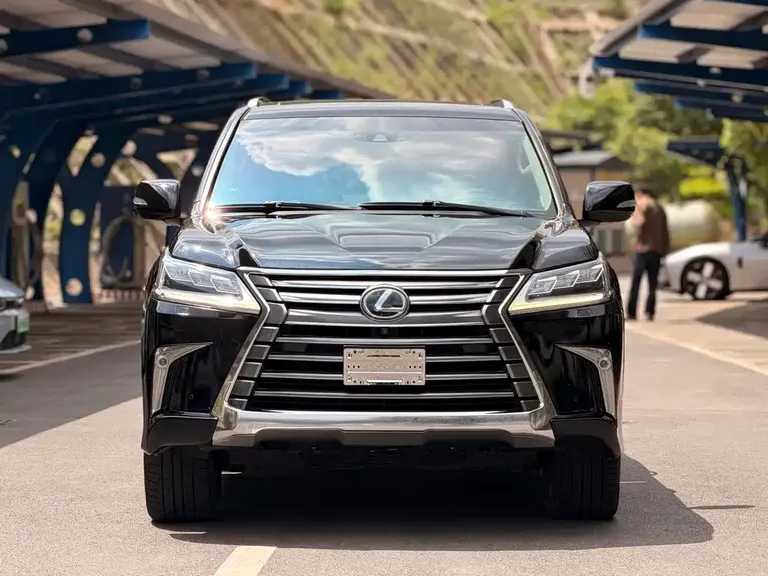 Lexus LX 570 Distinguished Luxury