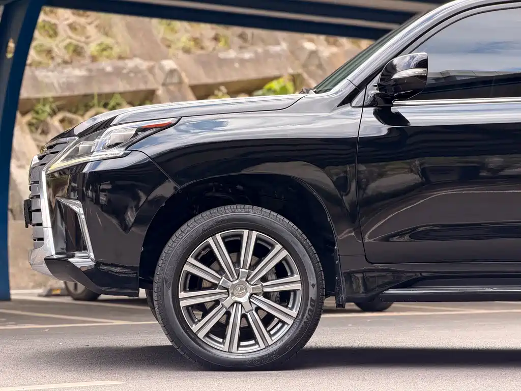Lexus LX 570 Distinguished Luxury