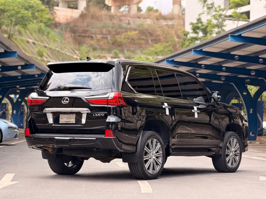 Lexus LX 570 Distinguished Luxury