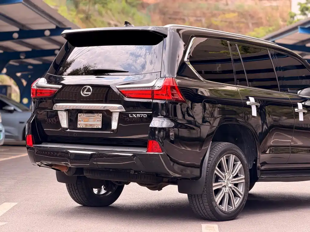 Lexus LX 570 Distinguished Luxury