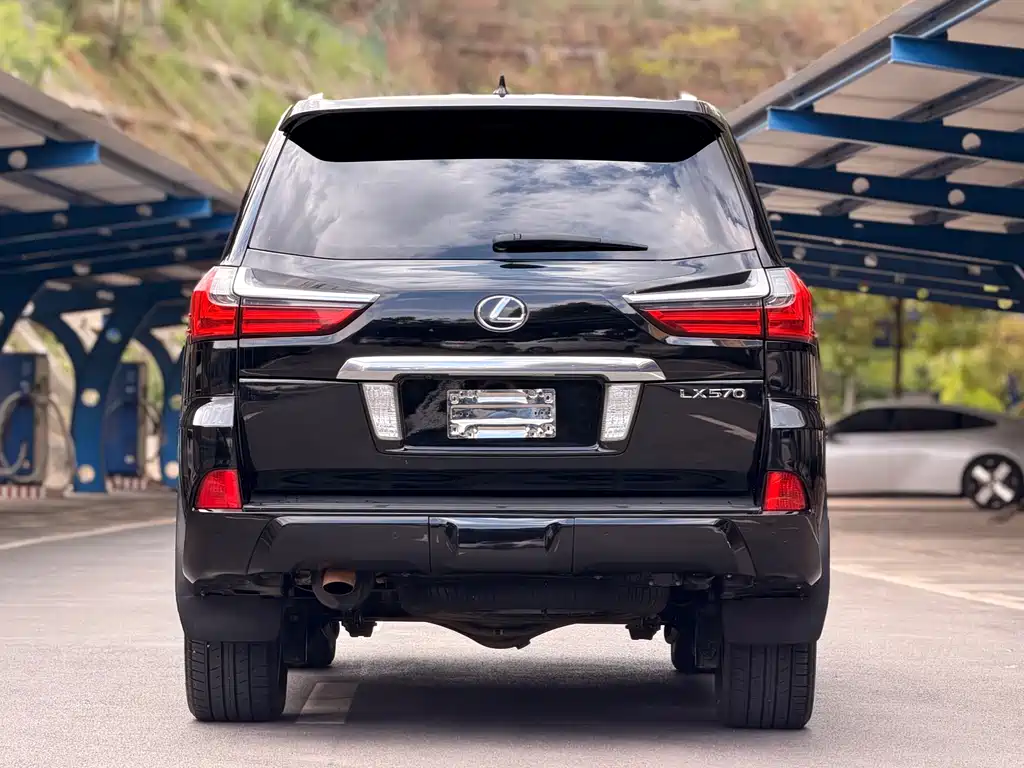 Lexus LX 570 Distinguished Luxury