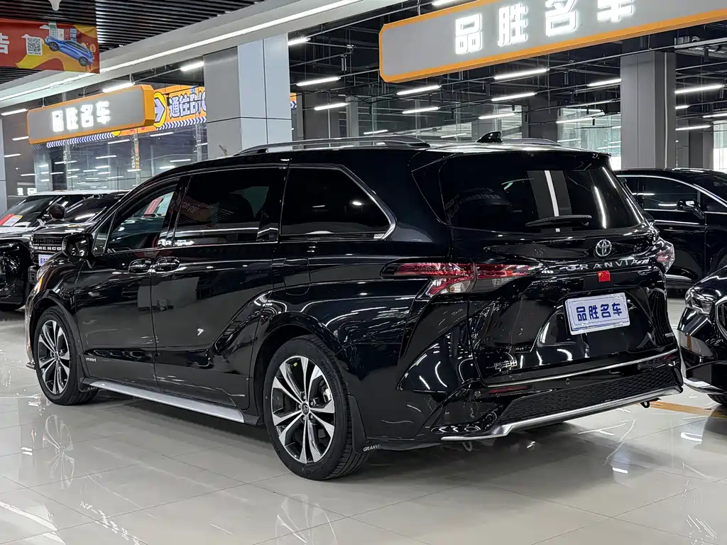 Granvia 2.5 L Hybrid Distinguished PLUS
