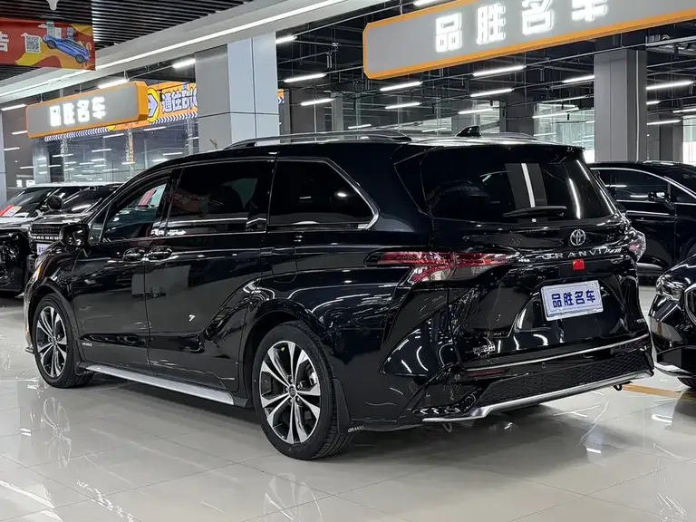 Toyota Granvia 2.5 L Hybrid Distinguished PLUS
