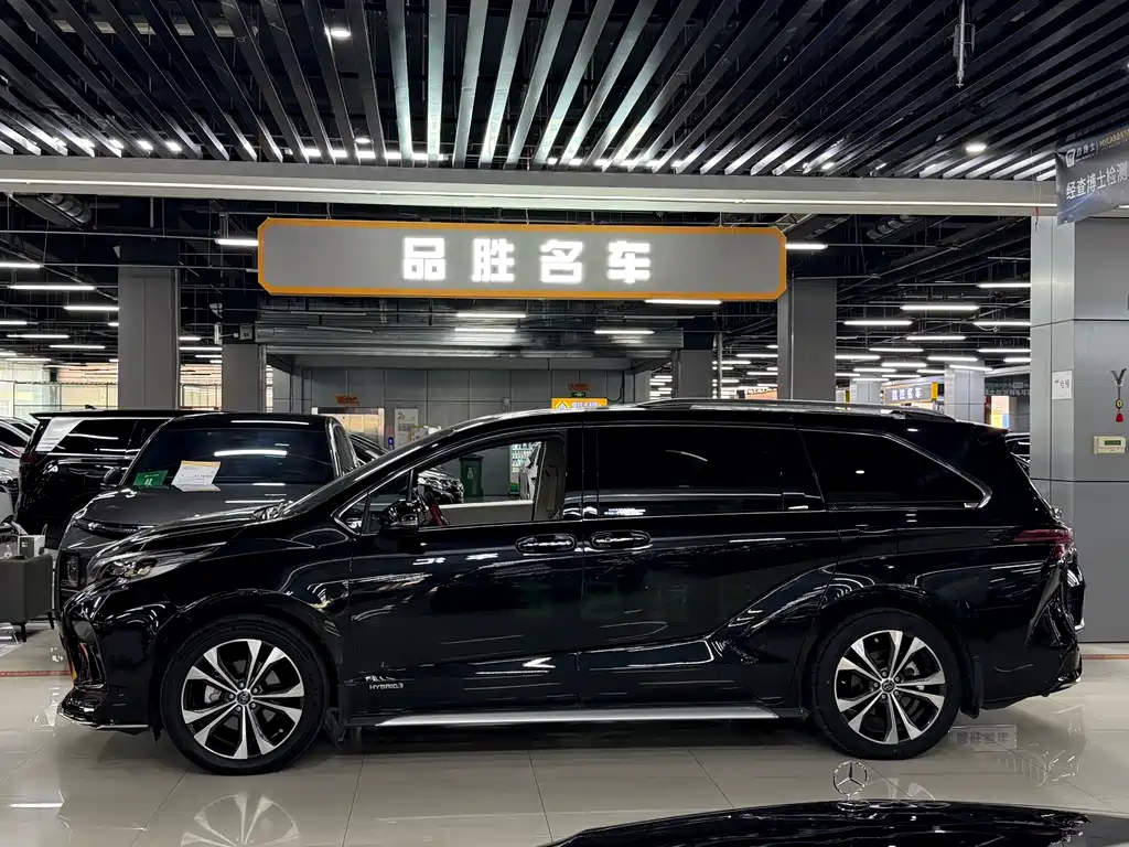Granvia 2.5 L Hybrid Distinguished PLUS