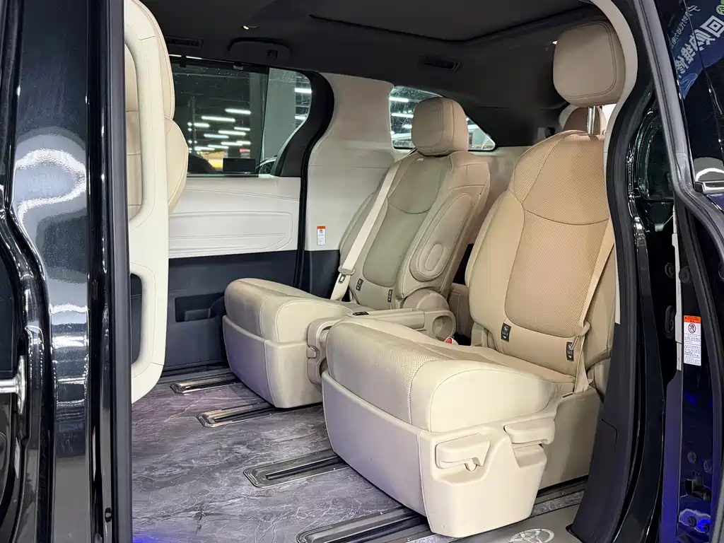 Granvia 2.5 L Hybrid Distinguished PLUS