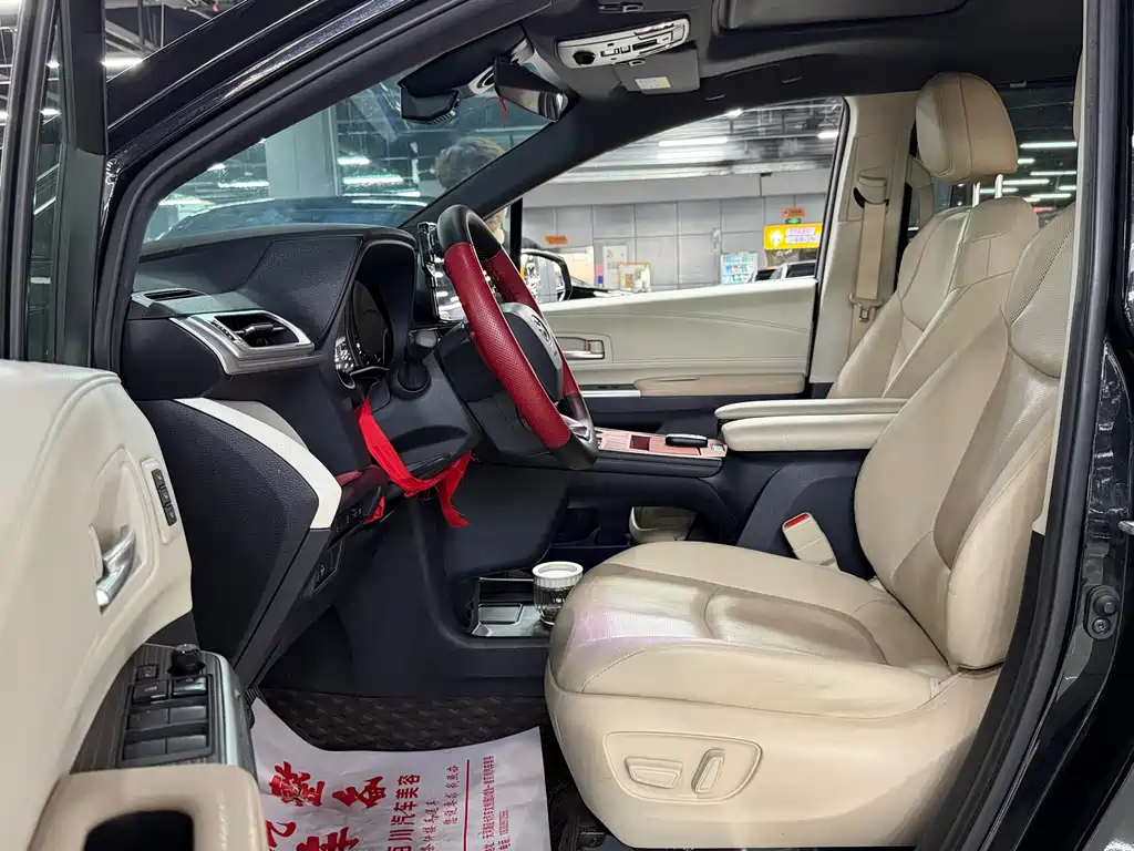 Granvia 2.5 L Hybrid Distinguished PLUS