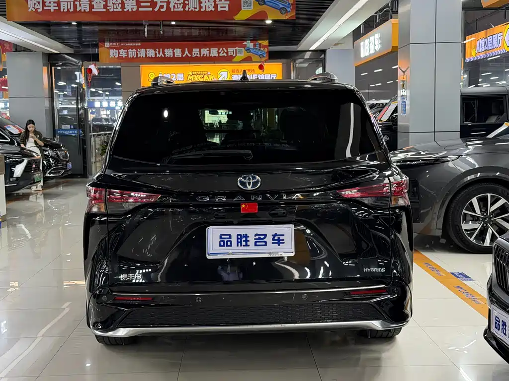 Granvia 2.5 L Hybrid Distinguished PLUS