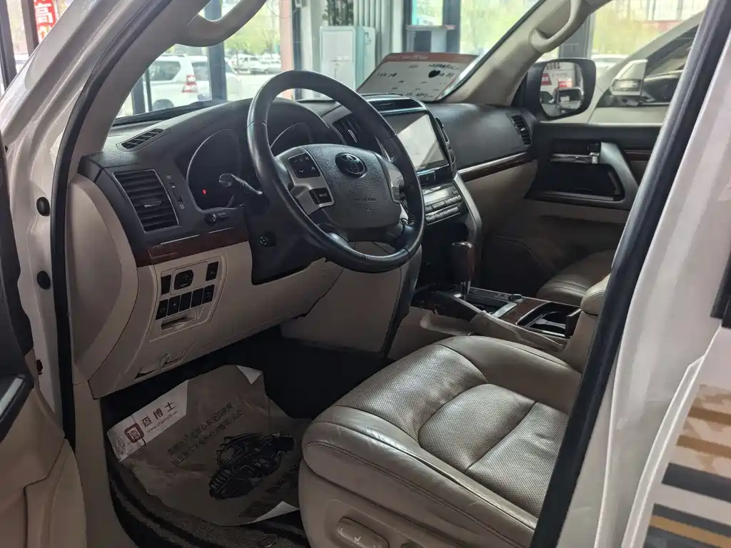Land Cruiser 4.6 L Auto VX-R