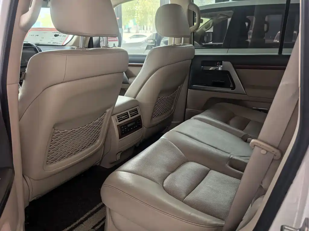 Land Cruiser 4.6 L Auto VX-R