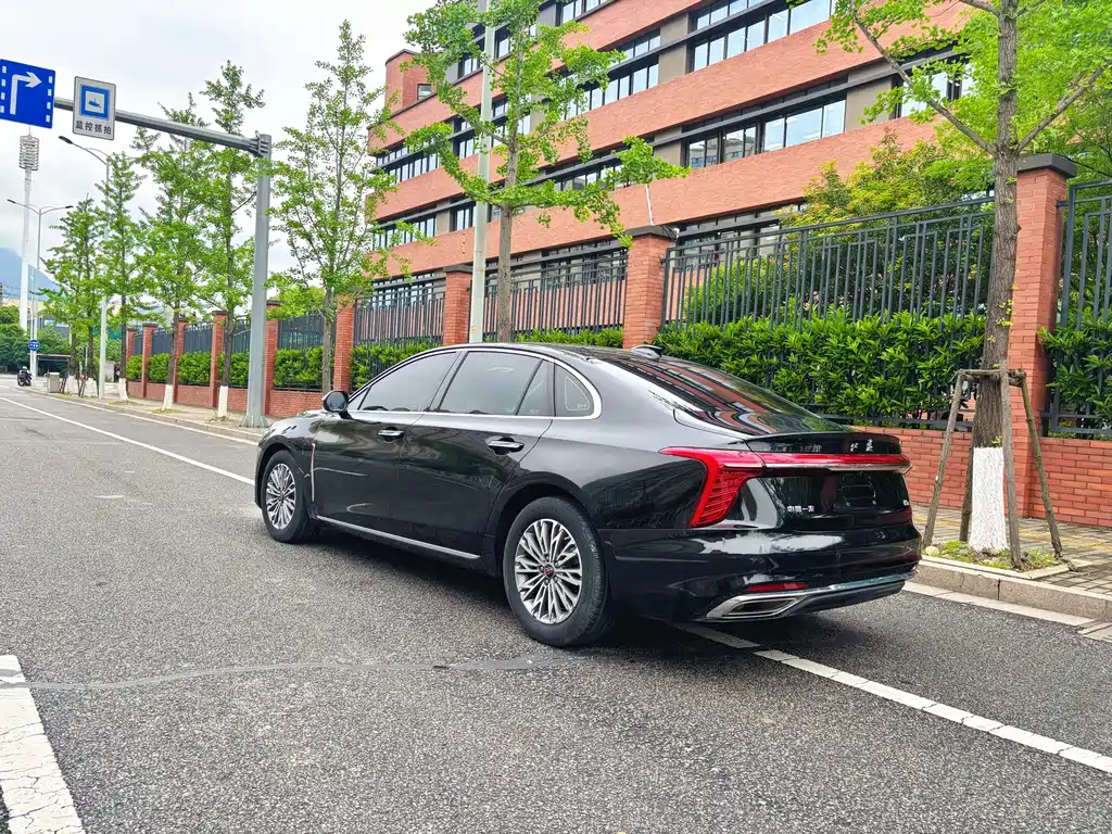 Hongqi H5 1.5 T DCT Connected Flagship Charm