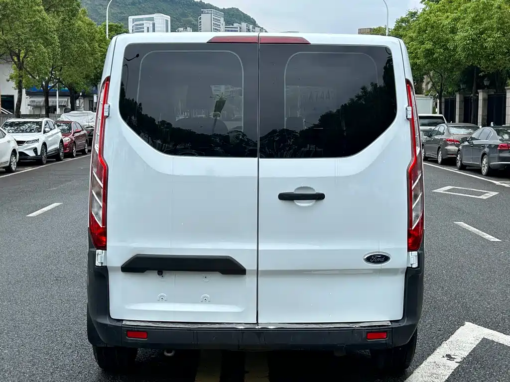 Transit 2.0 T Diesel Multi-purpose Commercial SWB Low Roof 6-seat CN-VI
