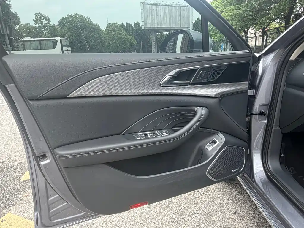 Hongqi H5 2.0 T Auto Connected Flagship Leading