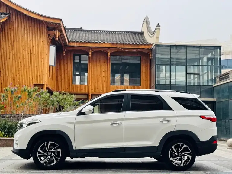 Dongfeng Fengguang S560 1.8 L CVT Distinguished
