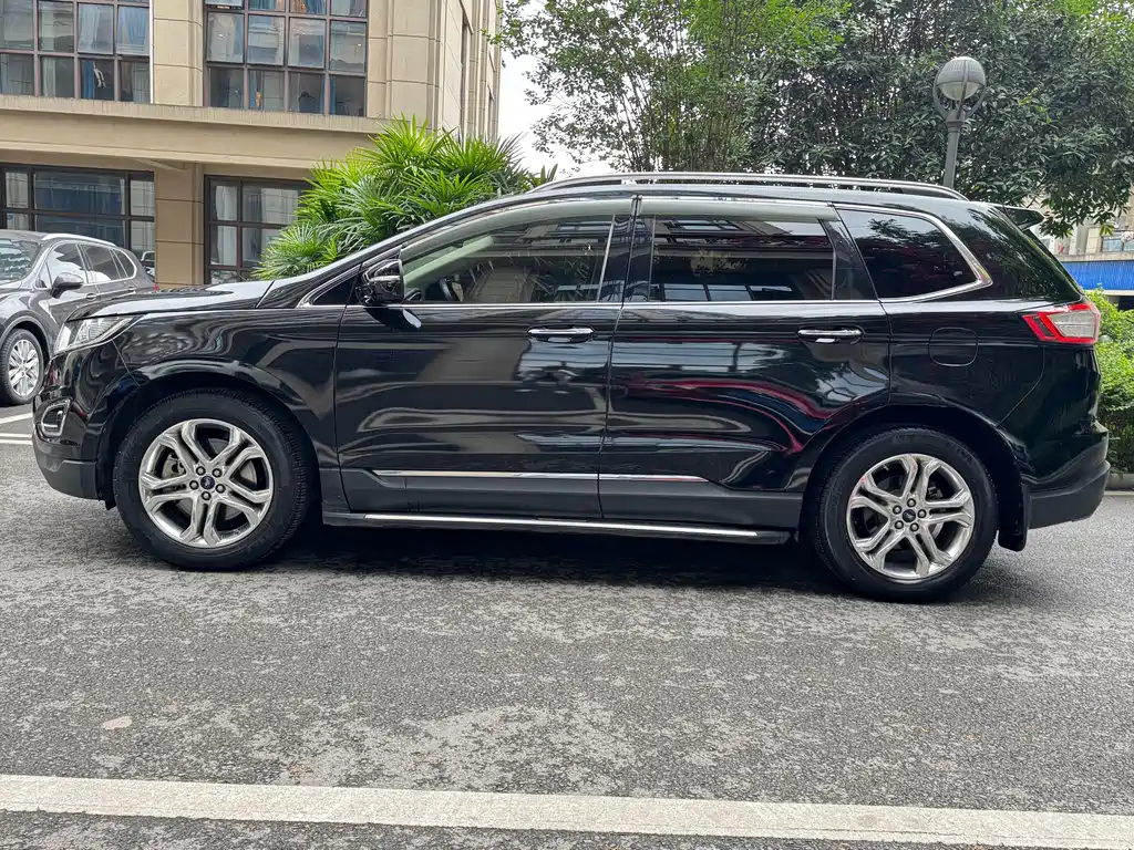 Edge EcoBoost 245 2 WD Grand Sharp 7-seat