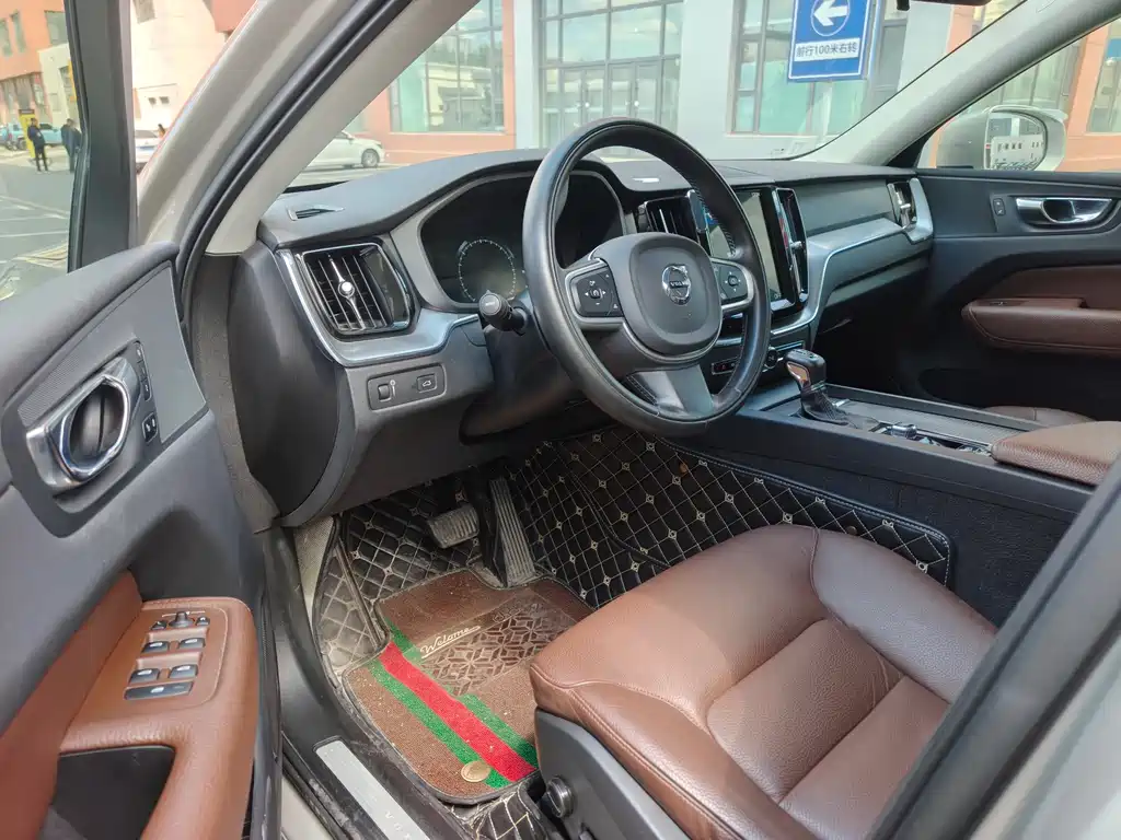Volvo XC60 T5 4 WD Smart Ease CN-VI