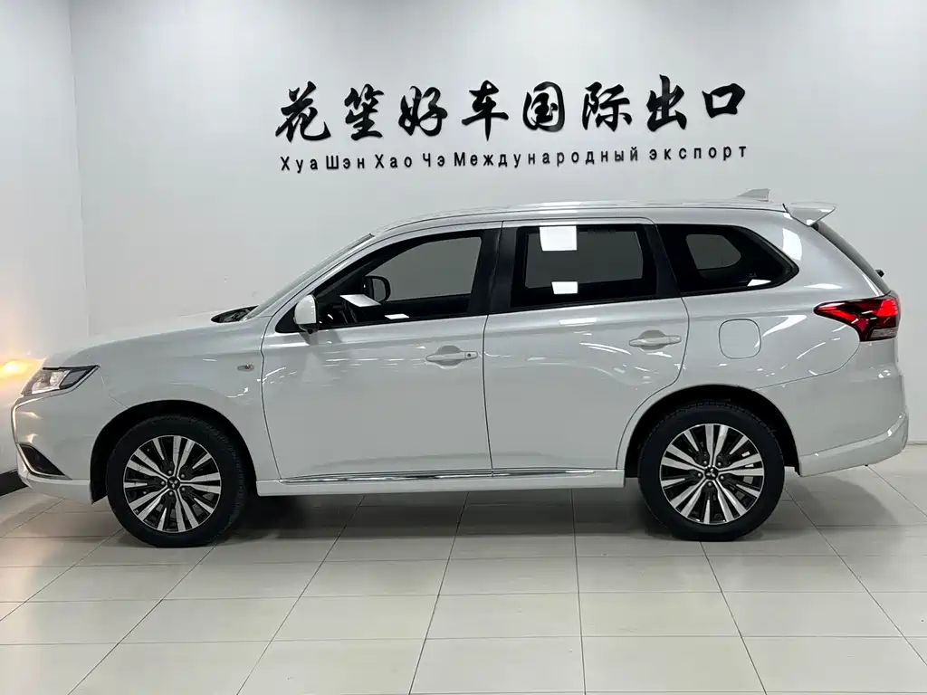 Outlander 2.0 L 2 WD Smooth Travel 5-seat
