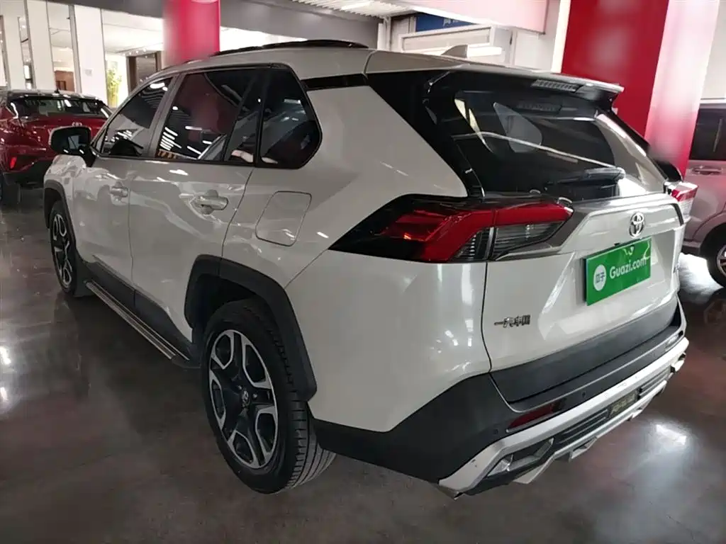 RAV4 2.0 L CVT 2 WD Distinguished