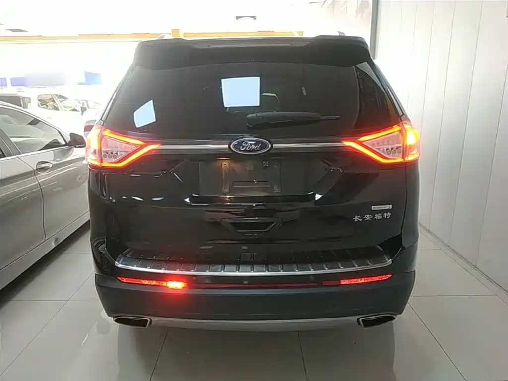 Edge EcoBoost 245 2 WD Elite Sharp 5-seat