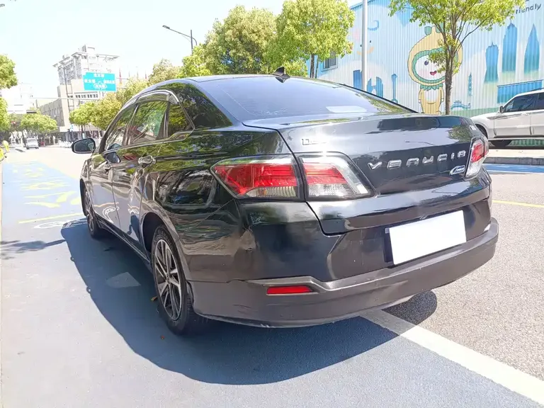 Venucia D60 1.6 L CVT Connected Elite