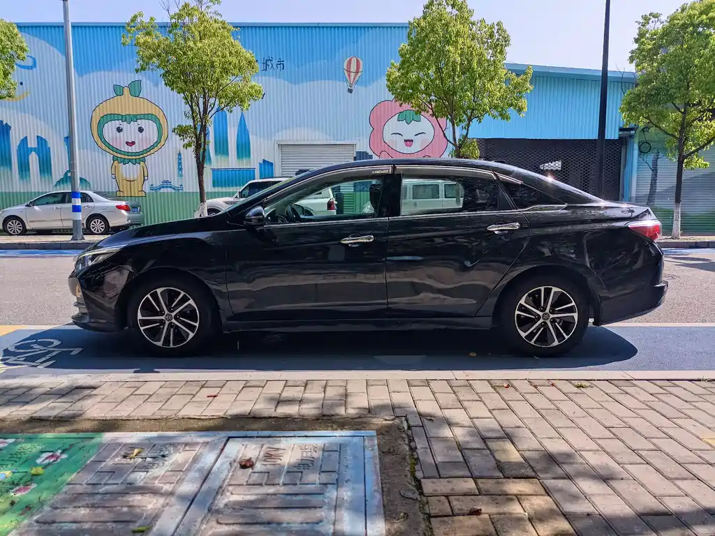 Venucia D60 1.6 L CVT Connected Elite