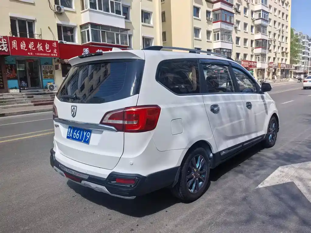 Baojun 730 1.5 L Manual Luxury 7-seat