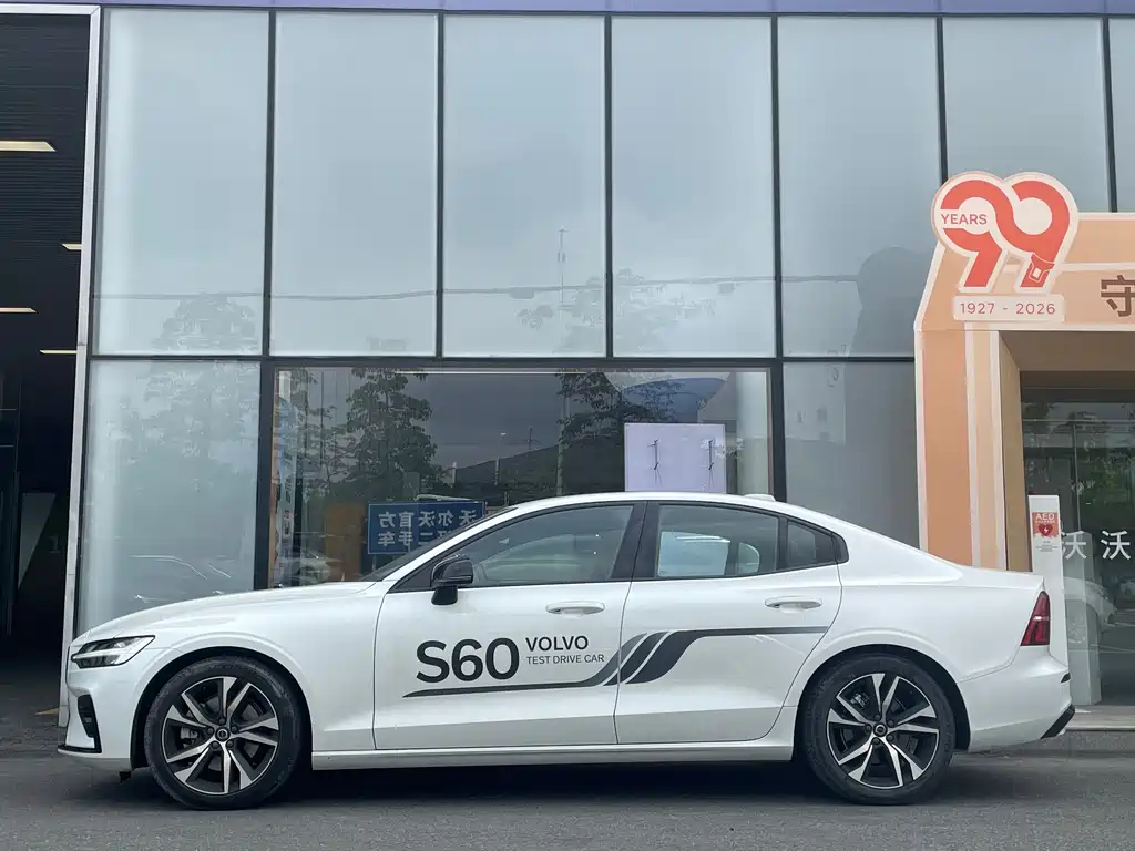 Volvo S60 沃尔沃S60 2025款 B5 智雅运动版