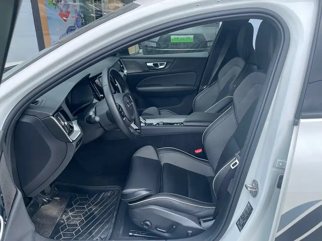 Volvo S60 沃尔沃S60 2025款 B5 智雅运动版
