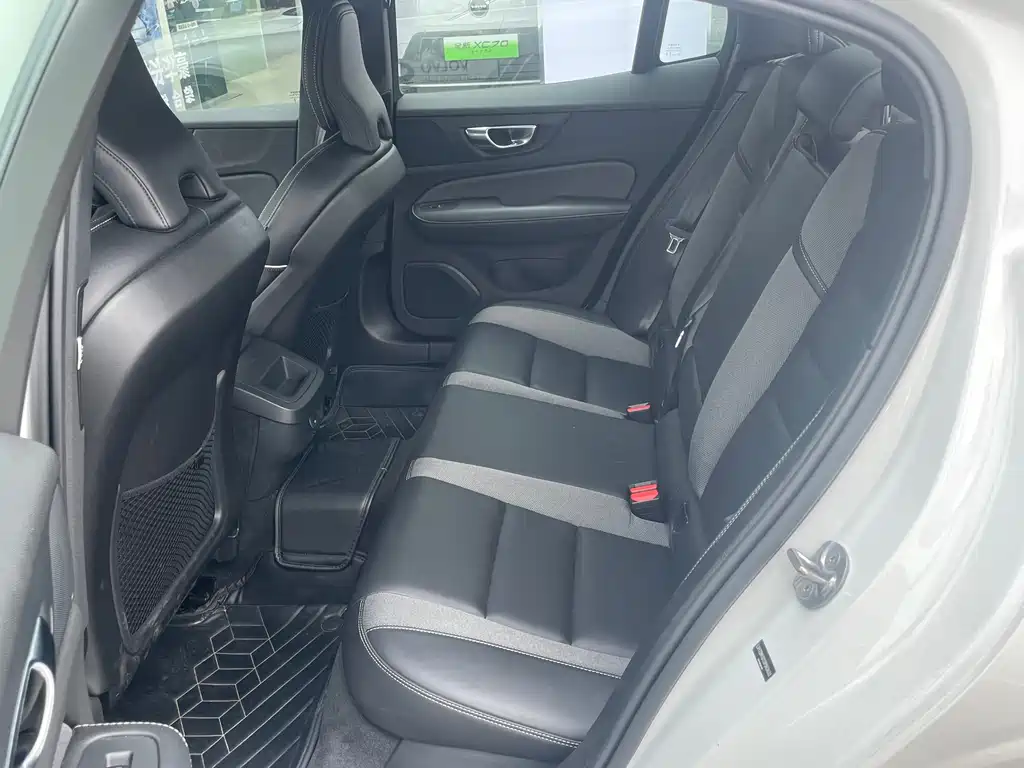 Volvo S60 沃尔沃S60 2025款 B5 智雅运动版
