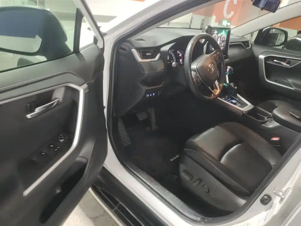 RAV4 2.0 L CVT 4 WD Distinguished