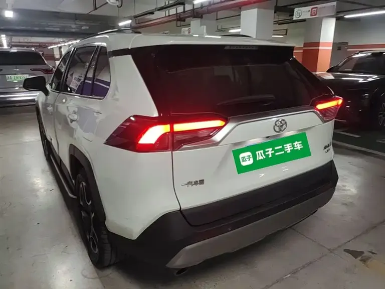 Toyota RAV4 2.0 L CVT 4 WD Distinguished